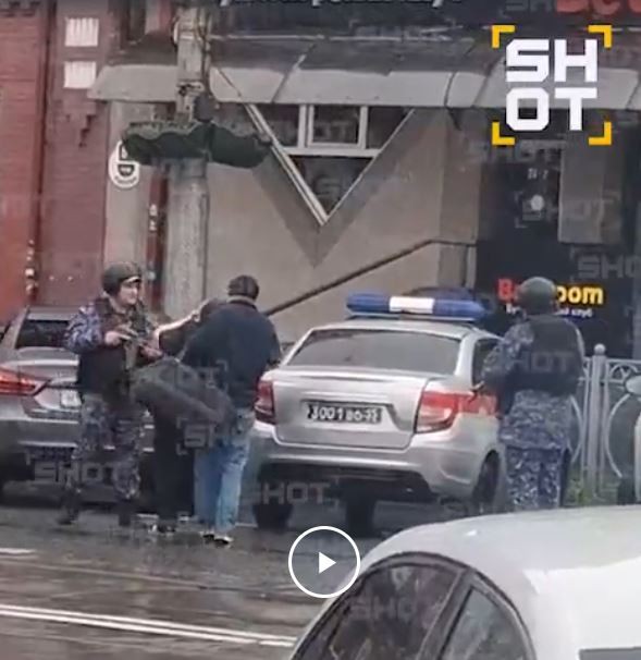 Лудоман взял в заложники сотрудницу букмекерской конторы во Владикавказе.