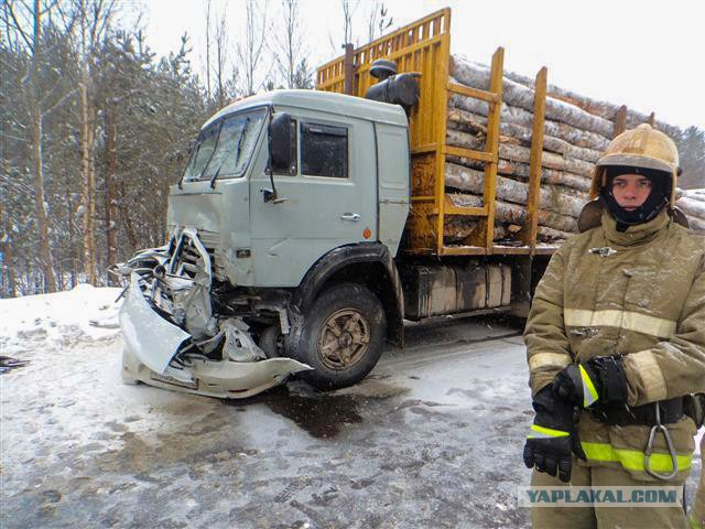 Два человека погибли в жутком ДТП на трассе в Архангельской области