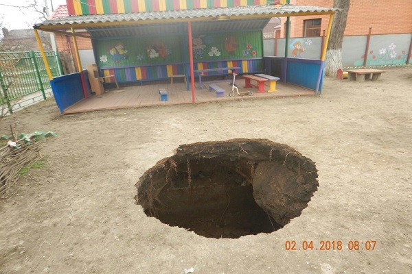 В Таганроге провалилась земля на территории детского сада