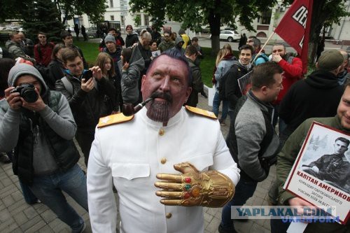 Небратья глумятся