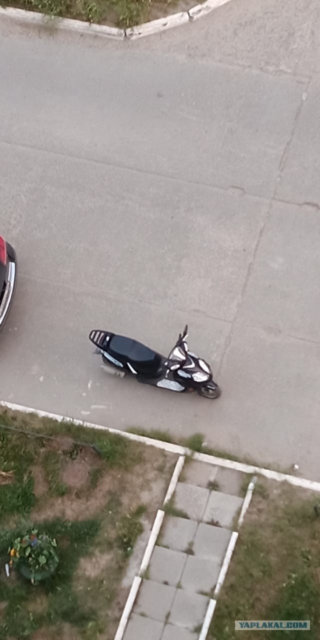 Кировский полицейский ударом ноги остановил мотоцикл с подростками