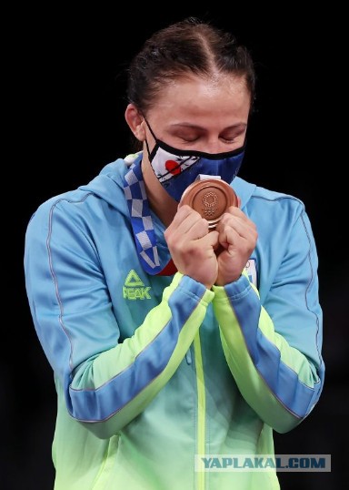 Олимпийская медалистка Ирина Коляденко подарила полученную квартиру тренеру, хотя сама без жилья