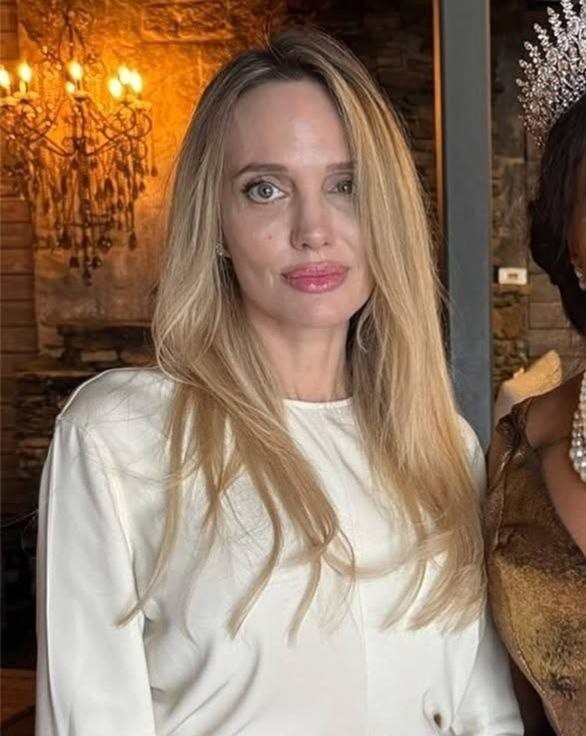 Анджелину Джоли не узнали на новых кадрах из колледжа дочери