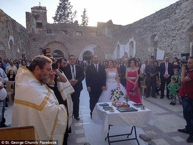 Венчание в руинах: сирийские христиане поженились