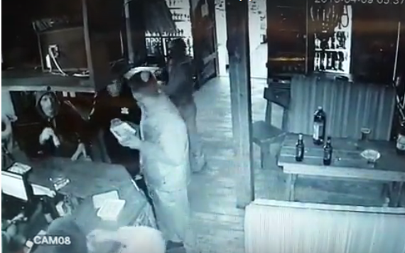 Застрелил из ружья в баре