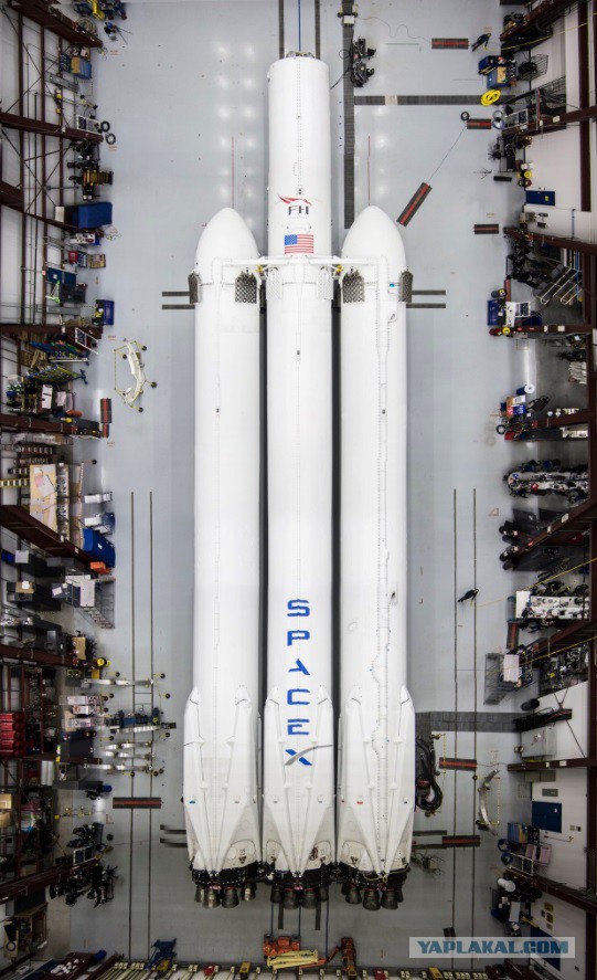 Будущее наступает. Илон Маск показал почти собранную ракету-носитель Falcon Heavy