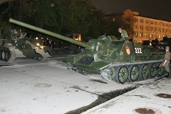 Танк времен ВОВ перевернулся возле Кремля