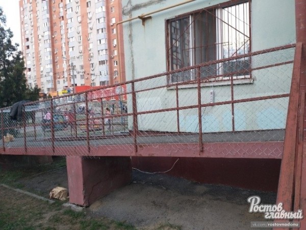 В Ростове-на-Дону пандус для инвалидов зашили металлической сеткой