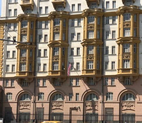 Посольство США в России сменило ориентацию