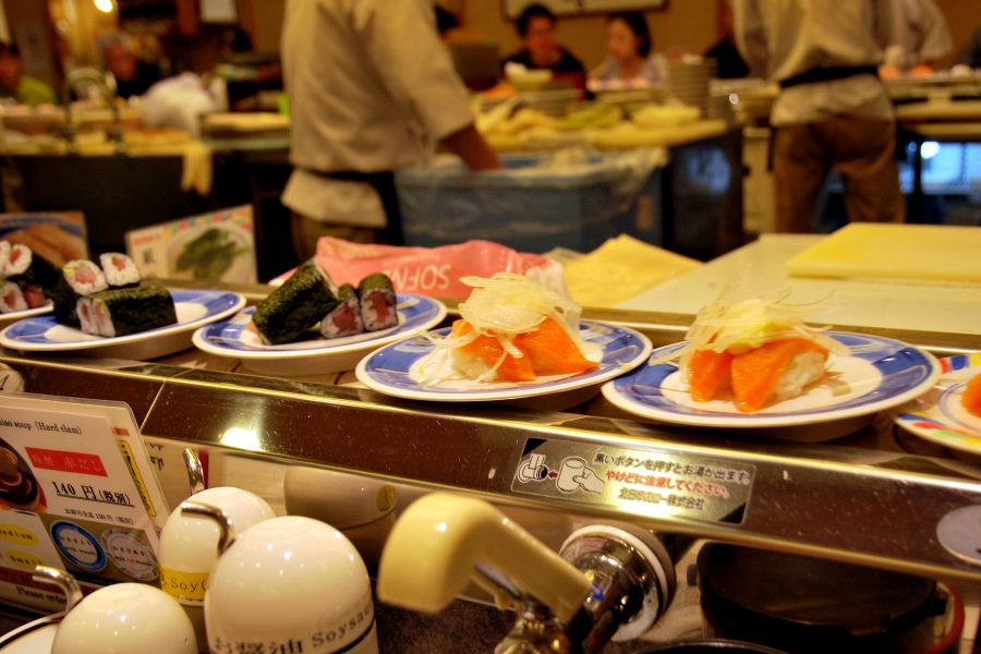 Кайтен суши Токио. Конвейер суши в Японии. Конвейер с едой в Японии. Конвейер суши.