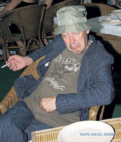 "На бровях": знаменитости, снятые папарацци в пьяном виде