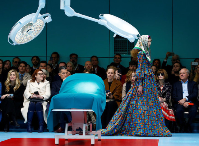 Просто отвал башки: модели со своими головами в руках на показе Gucci в Милане