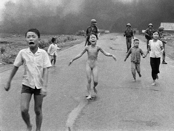 Американские солдаты «спасают» вьетнамских детей после бомбардировки