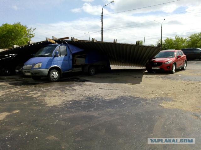 В Нижнем Новгороде ураган вырывает деревья с корнем и переворачивает машины