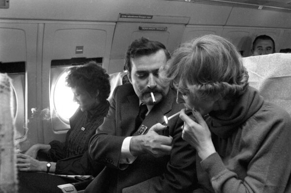 Почему раньше в самолетах можно было курить