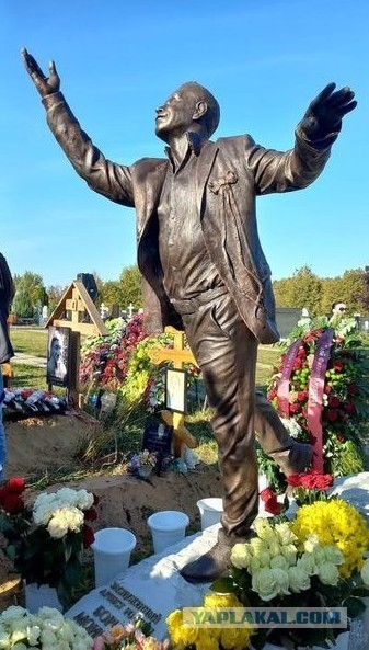 В годовщину смерти Бориса Моисеева на Троекуровском кладбище певцу открыли памятник