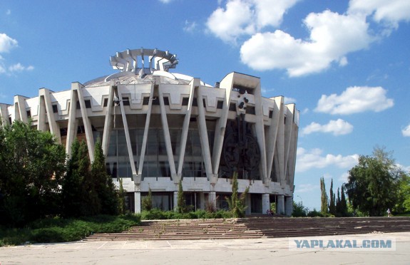 Ракеты, корабли, летающие тарелки, цветы и роботы: