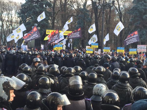 Несколько тысяч протестующих собрались около