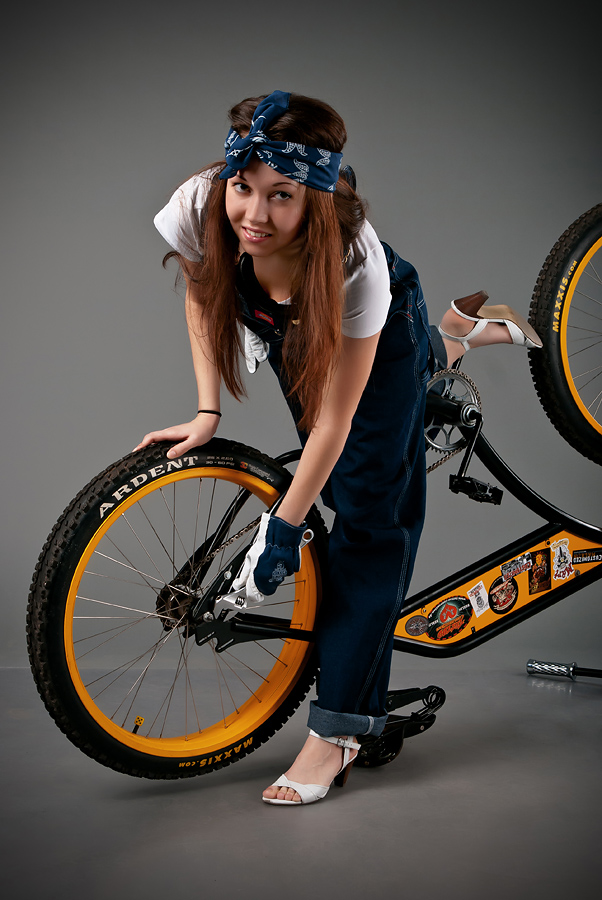 Велосессия: девушки и кастом-байки