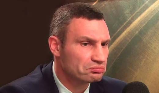 Бабуин поражен магией человека.