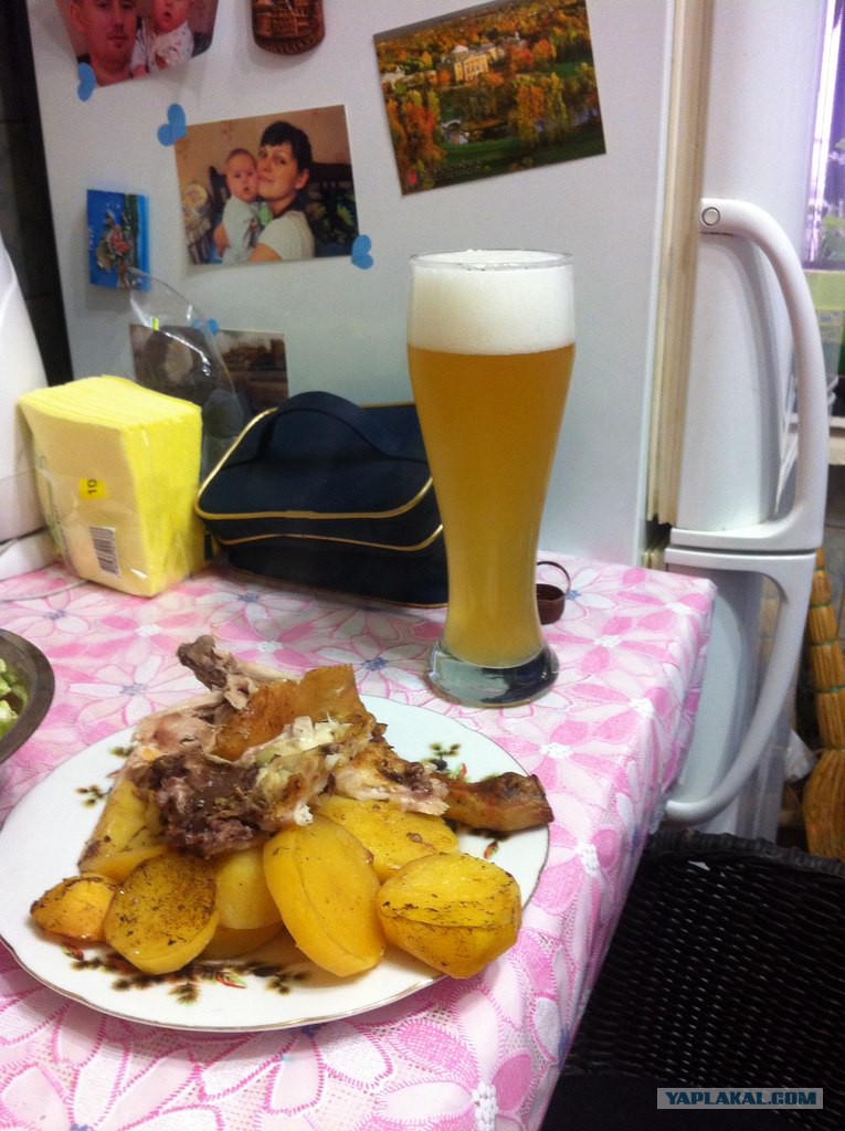 Пивные ножки. Пиво на столе. Пивной стол закуски. Пиво дома. Пиво в домашней обстановке.