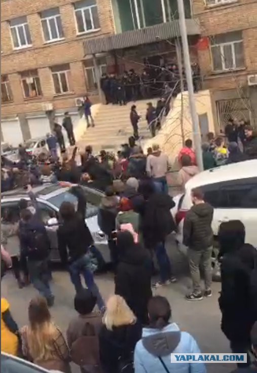 Во Владивостоке идет митинг против коррупции.