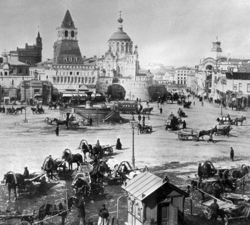 Москва при Брежневе и сейчас на 20 кадрах сделанных в одних и тех же местах