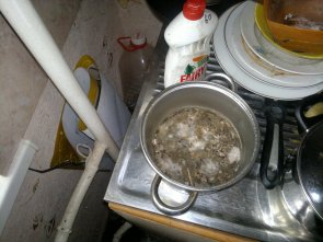 Парень прибрался в квартире к приходу девушки