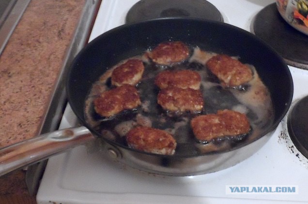 Куриные колбаски с гречей и котлетки