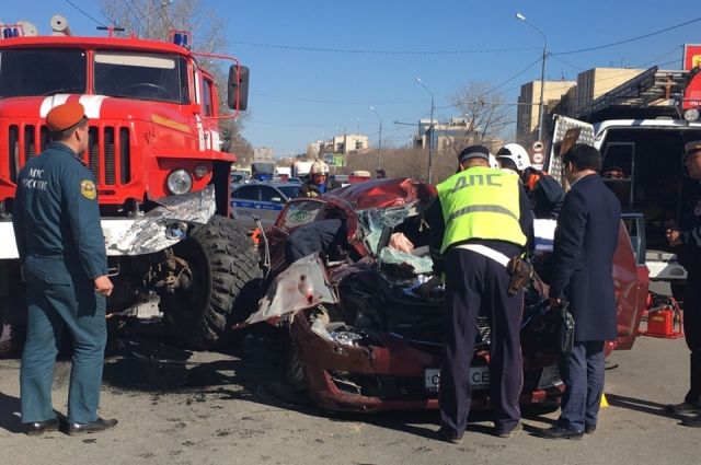 Пожарный автомобиль раздавил легковушку в Оренбурге