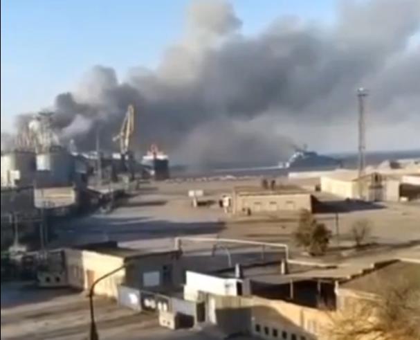 Большой десантный корабль «Орск» вошел в порт Бердянска