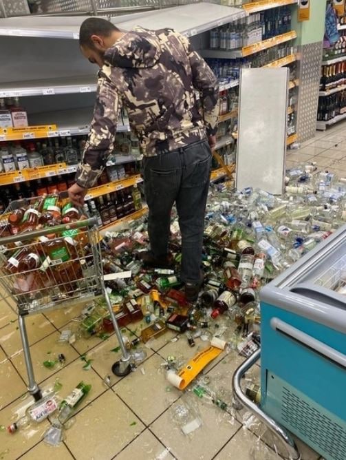 В одном из московских магазинов рухнул огромный стеллаж с алкоголем
