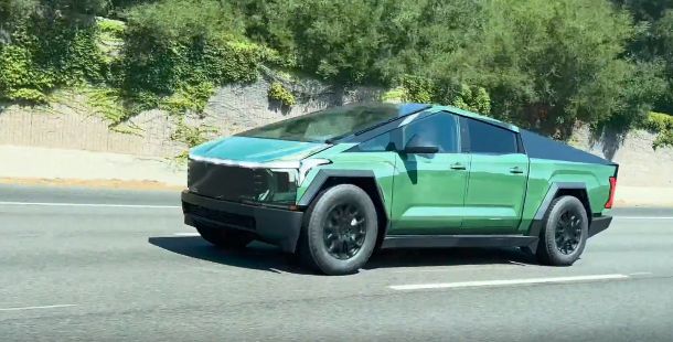 Первые серийные Tesla Cybertruck приехали в дилерский салон