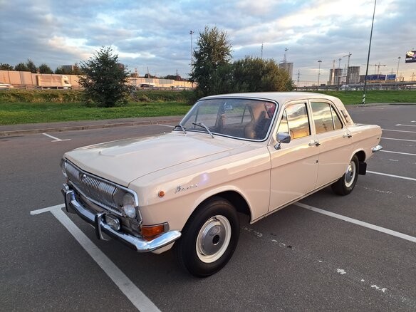 Сравнили. Volga K50 и Volga K40 перед началом продаж выставили возле салона Mercedes-Benz