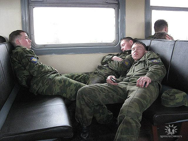 Russian Army - солдаты могут спать везде!