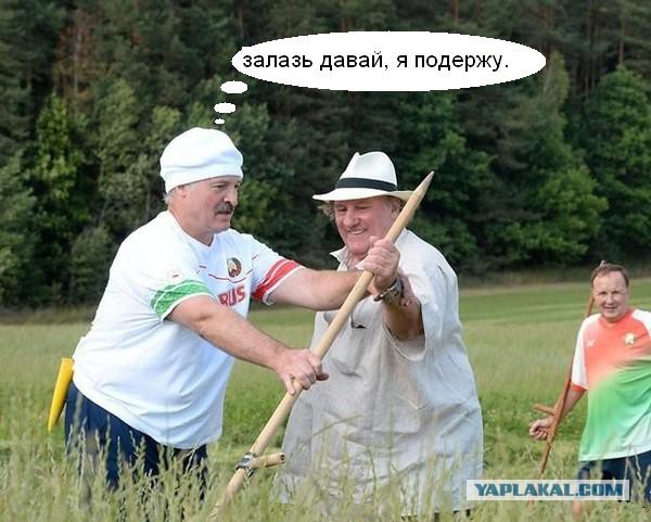 Лукашенко научил Жерара Депардье косить траву