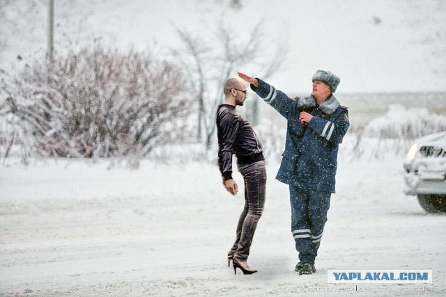 Фотожаба: полицейский в снегу