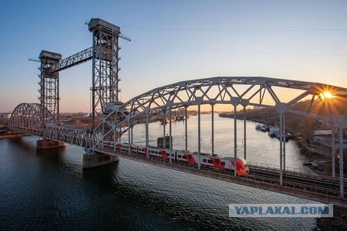 Сухогруз врезался в мост