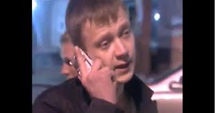 Бухой таксист предъявляет документы.