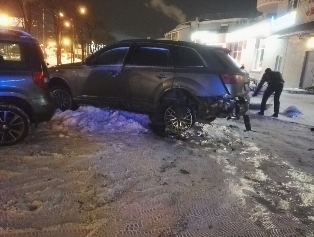 Кусок разорвавшегося колеса Audi Q7 выбил окно в квартире на Маршала  Жукова. Резина долетела до шестого этажа - ЯПлакалъ