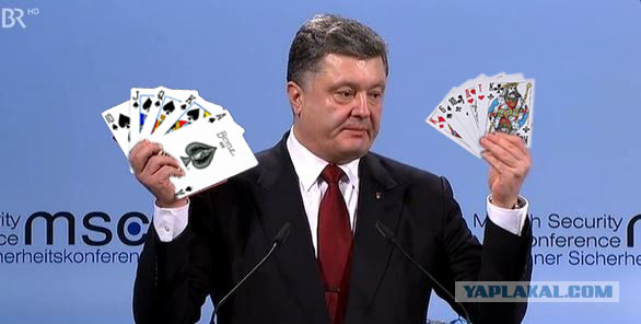 Порошенко показал в Мюнхене паспорта "военных" РФ