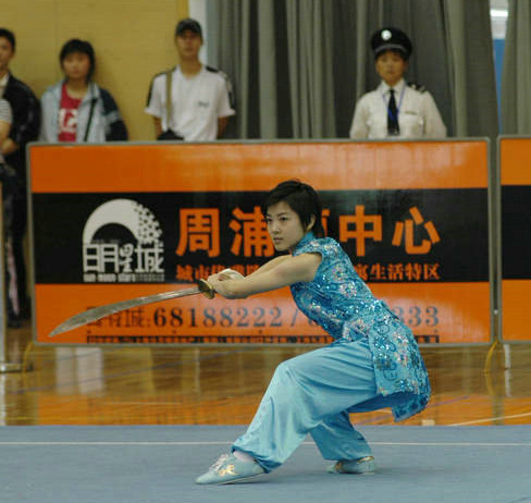 Азиатские девушки практикуют Ушу