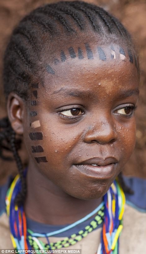 Красота требует жертв: как юных эфиопок украшают шрамами