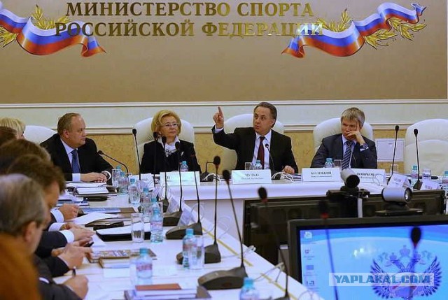 Мутко заявил о бессмысленности своей отставки: "за кресло я не держусь"