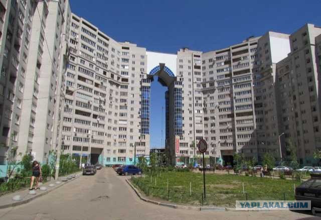 Почему у дома на Земляном валу такая огромная арка?