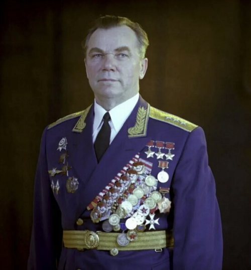 Назовите хотя бы одного героя Украины?