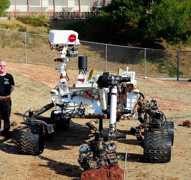 Бур марсохода NASA Curiosity застрял в камне — инженеры целую неделю вызволяли его из ловушки