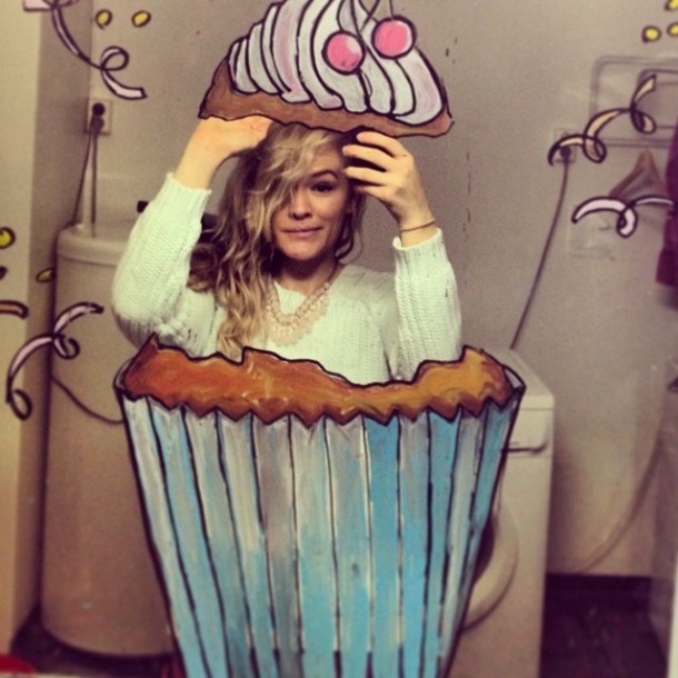 Девушка делает автопортреты, дорисовывая реальность на зеркале!