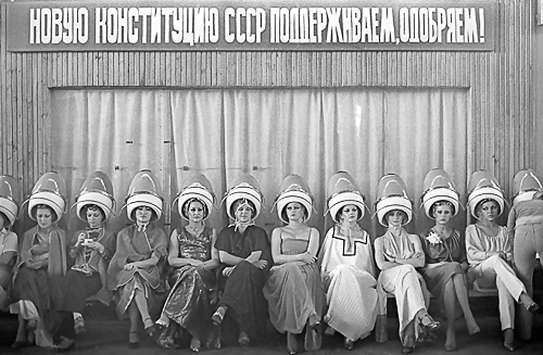 Советские женщины одобряют конститцуию