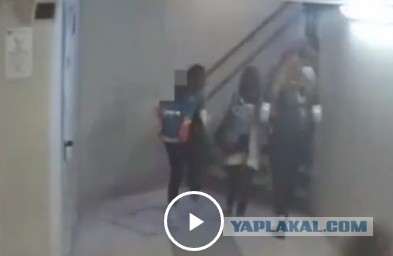 В Италии мигрант вырубил двух женщин, посмевших стоять у него на пути.